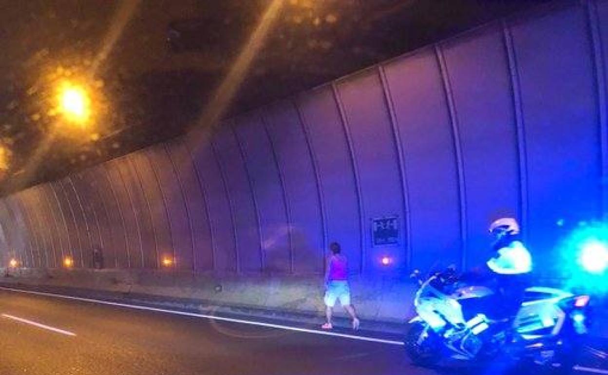 Retenciones a la salida de la ciudad por un peatón en el túnel de La Laja