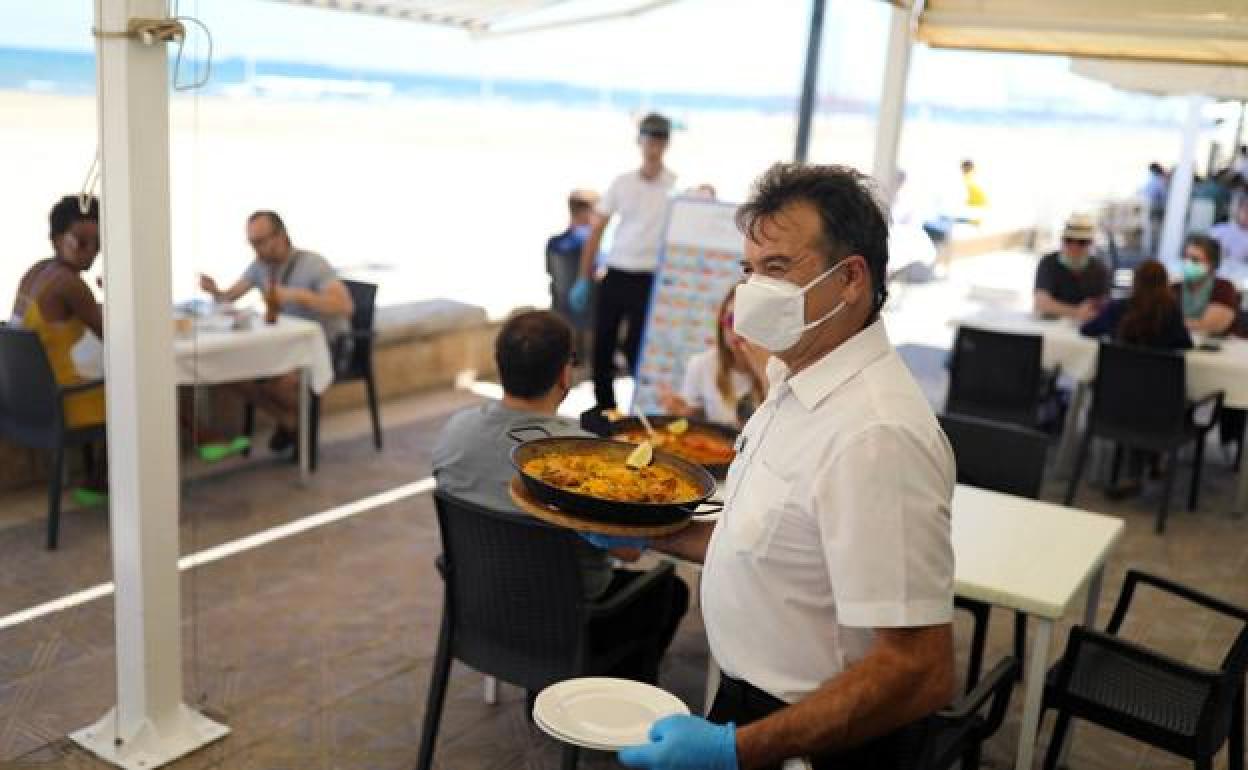 Camarero con mascarilla. 
