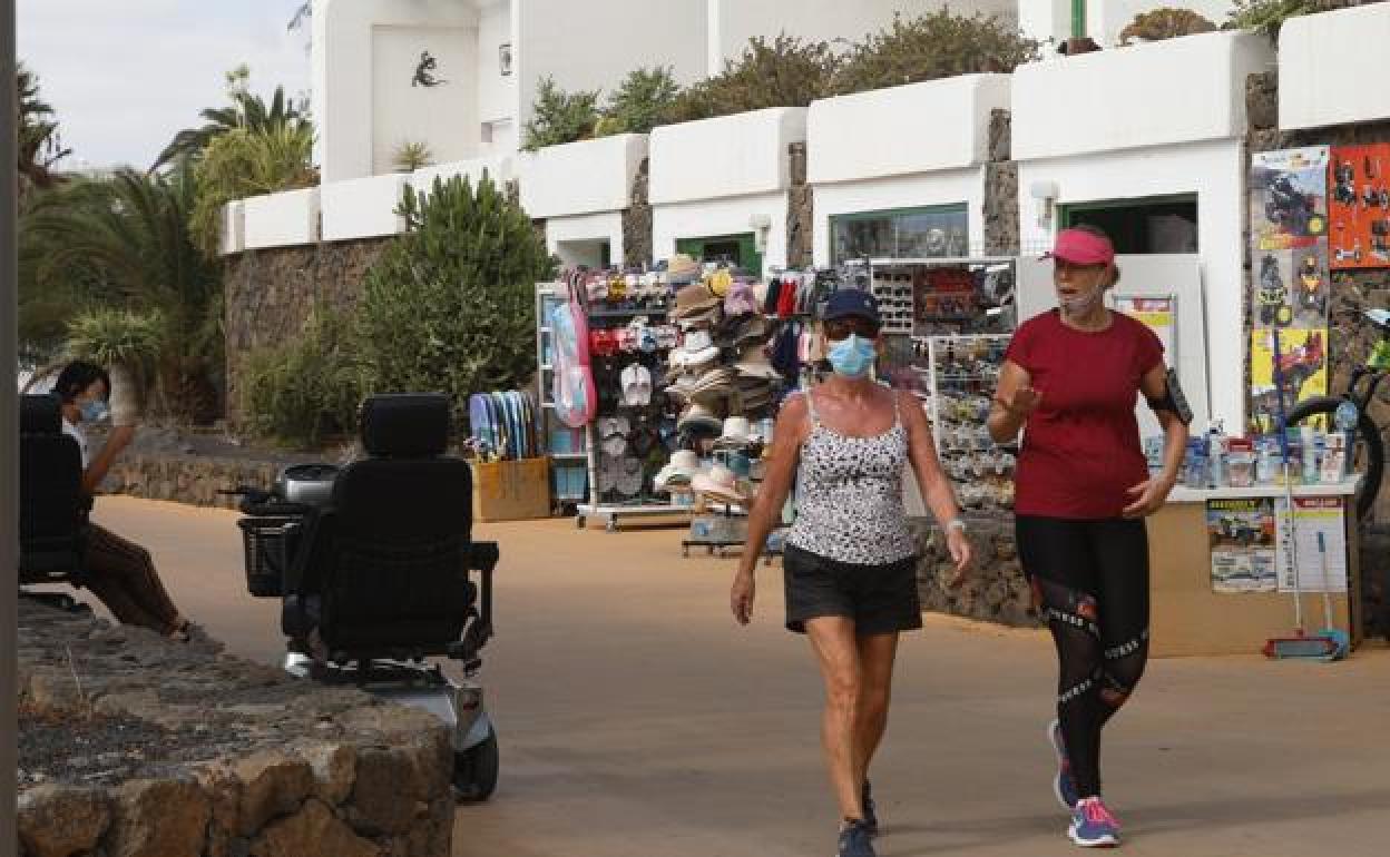 Turistas en Costa Teguise. 