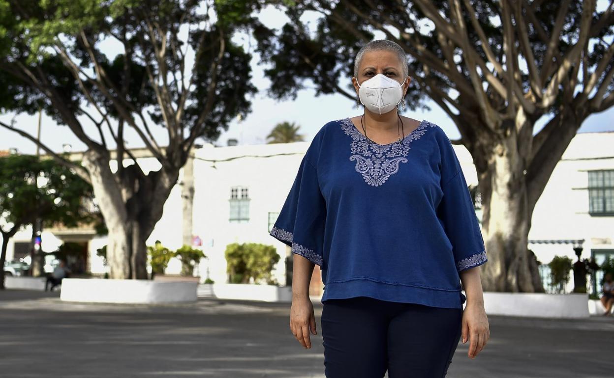 Minerva Alonso Santana, en la plaza de San Juan, el centro urbano de su ciudad natal, Telde. 