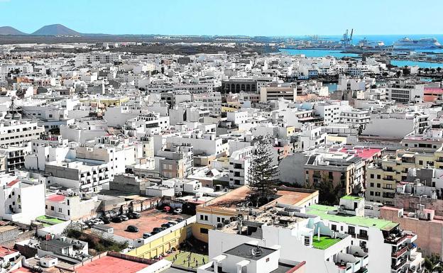 Vista aérea de la capital de Lanzarote, Arrecife. 