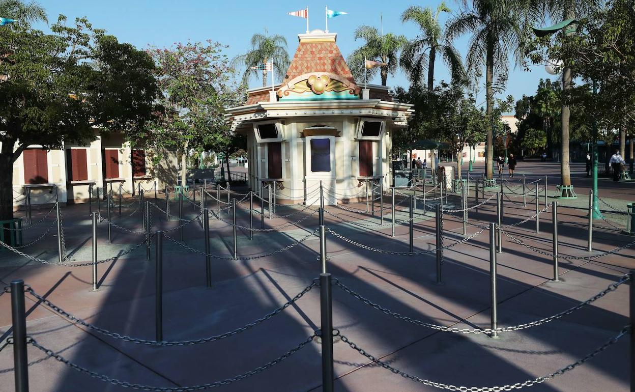 Las colas otrora habituales en los parques de atracciones han tornado en imágenes casi desérticas junto a las taquillas.