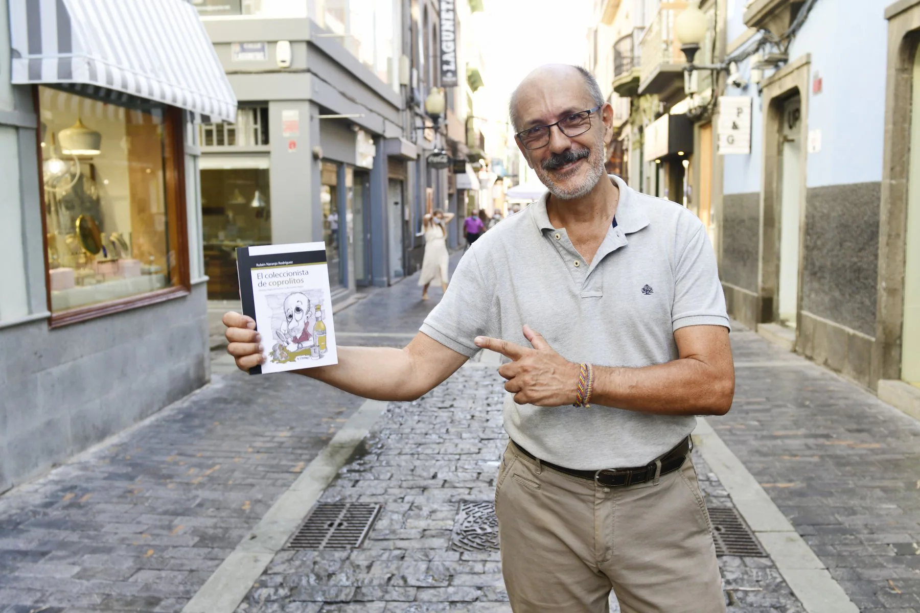 Rubén Naranjo sostiene un ejemplar de su libro. 