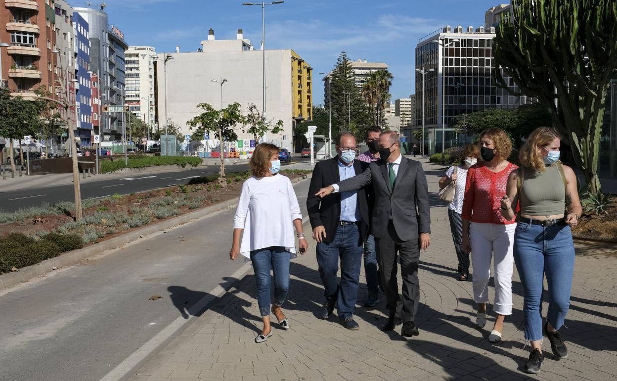 El alcalde señala el carril que quedará para los coches en Venegas. Junto a él, la subdelegada de Gobierno y los ediles de Movilidad y Centro. 