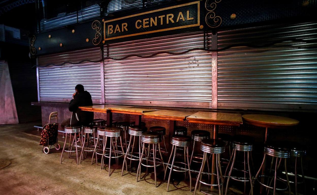 Un bar cerrado en el mercado de La Boquería de Barcelona.