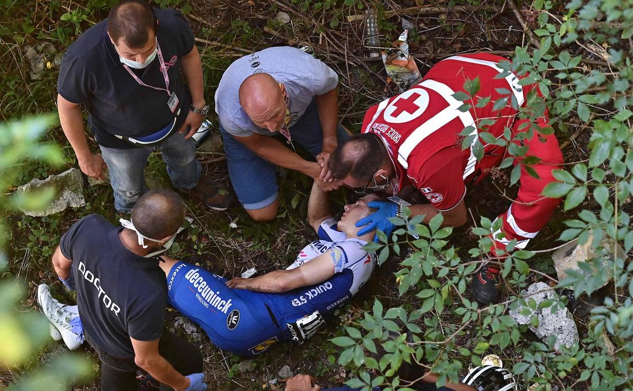 Remco Evenepoel, asistido tras su espeluznante caída en el Giro de Lombardía. 