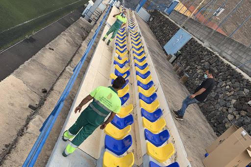 El Pinar instala asientos en el campo de fútbol de La Restinga