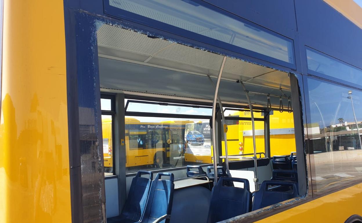 Imagen del último cristal roto por el lanzamiento de piedras, en este caso en la Vega de San José. 