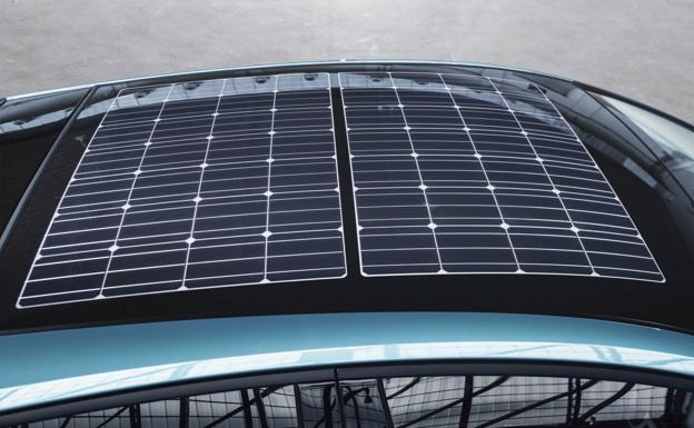 El techo con paneles solares permite recargar la batería en marcha y en parado.