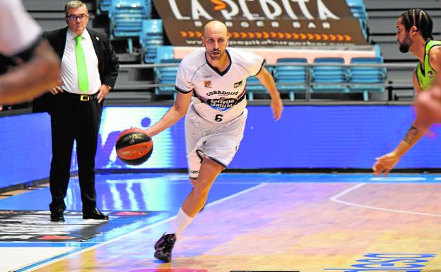 El director de juego del Monbus Obradoiro y excapitán del Herbalife Gran Canaria, Albert Oliver, dirige un ataque santiagués. 