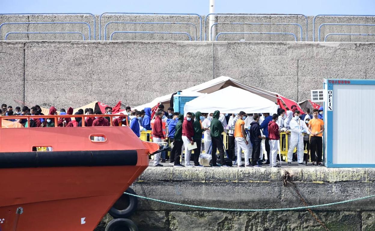 Inmigrantes en el muelle de Arguineguín. 