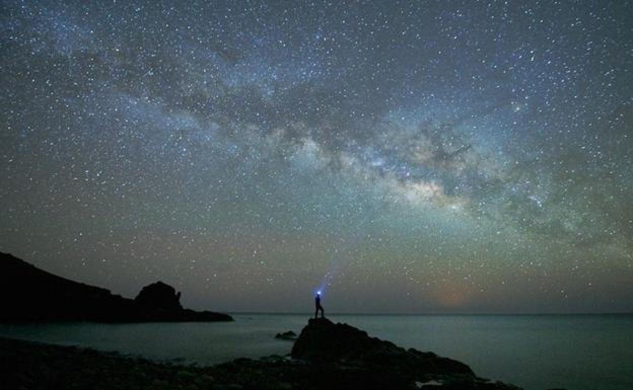 Cielo nocturno desde la playa de El Roque, en Las Playitas (Tuineje). 