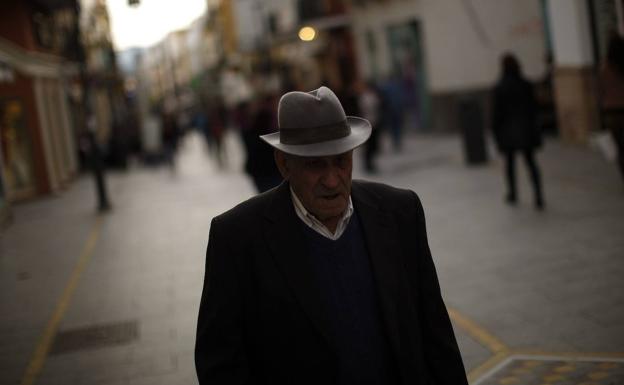 Jubilado paseando por las calles de Ronda (Málaga).