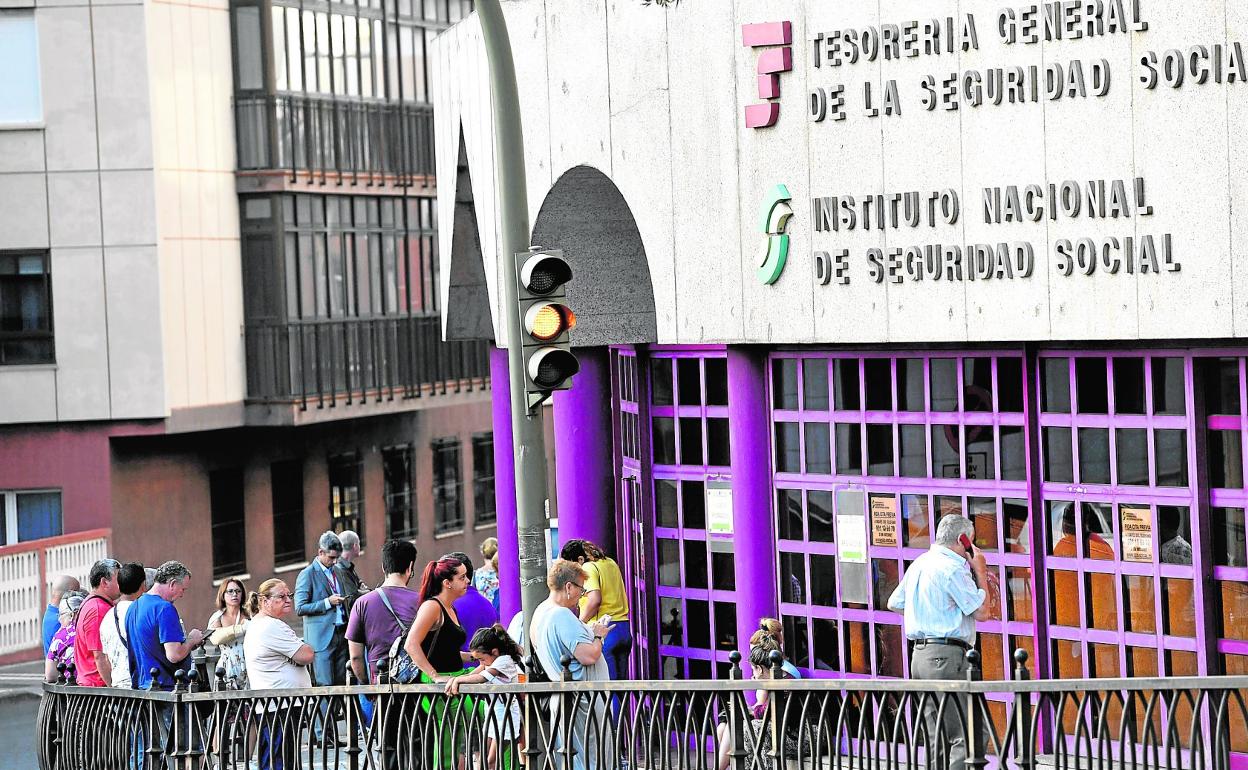 La falta de personal y las condiciones impuestas por la pandemia han reducido las citas en la Seguridad Social. 