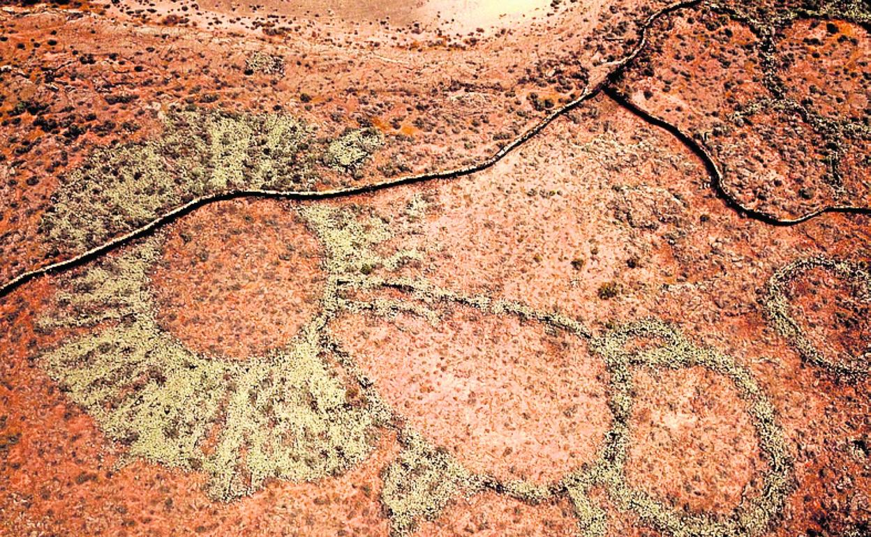 Mejor conservado. El Sol principal representaría al astro rey, según Perera (abajo). Abajo, los dos soles y otros restos. C7