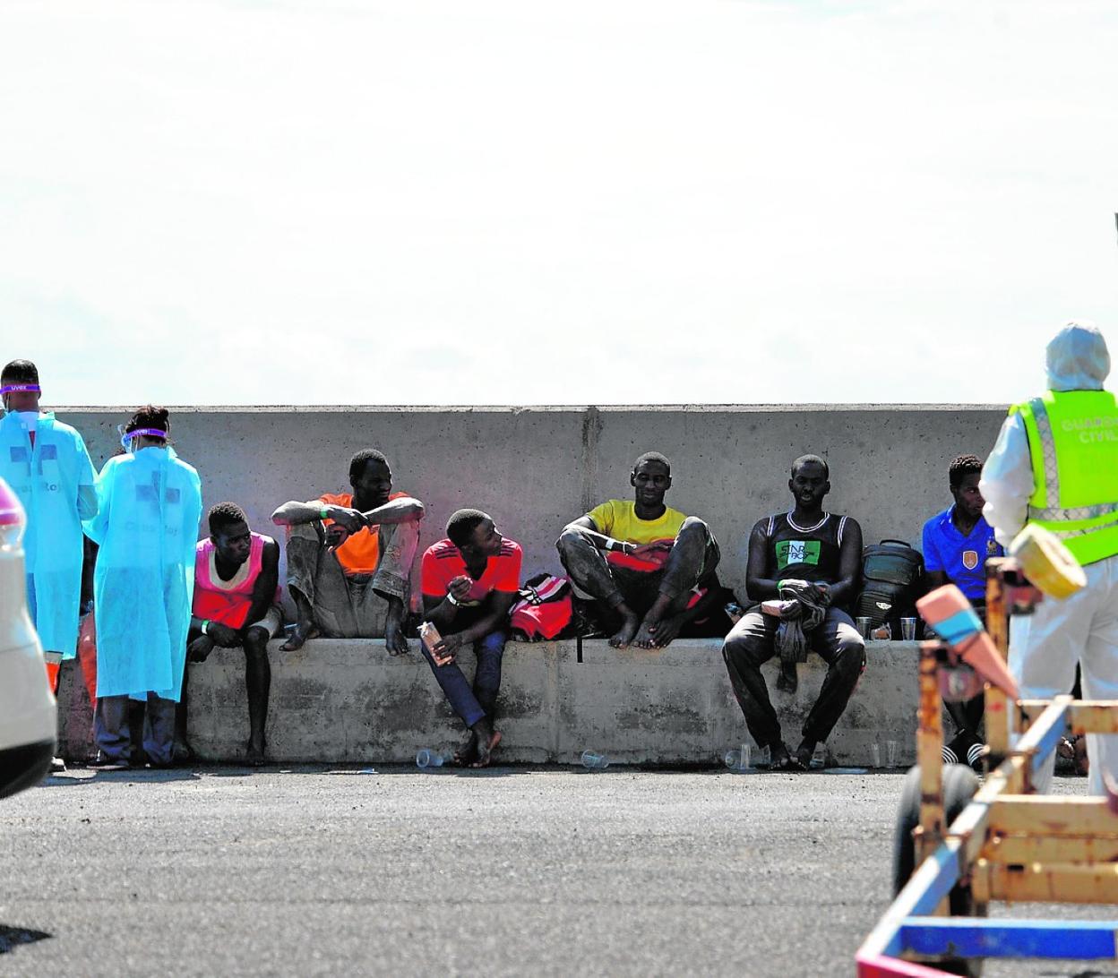 Un grupo de inmigrantes en el muelle de Arguineguín. 