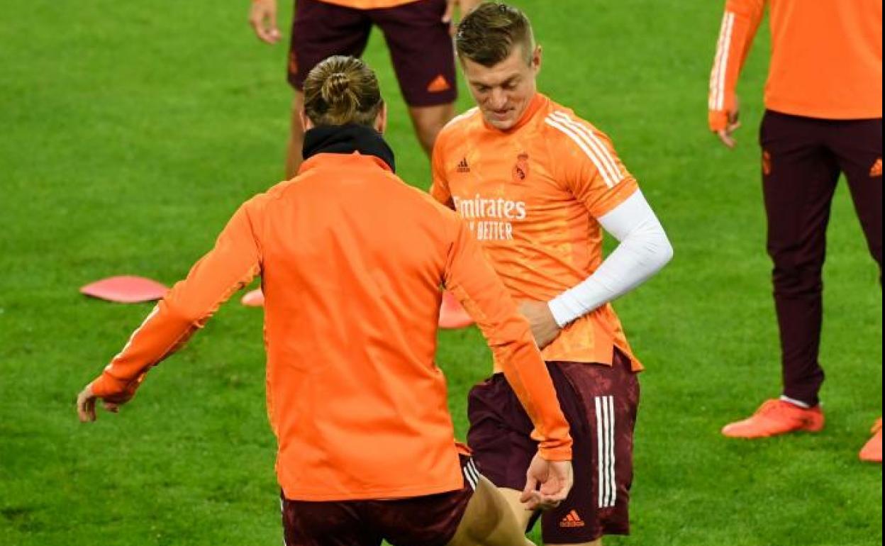 Toni Kroos y Sergio Ramos disputan la pelota en el entrenamiento previo al partido ante el Borussia Mönchengladbach. 