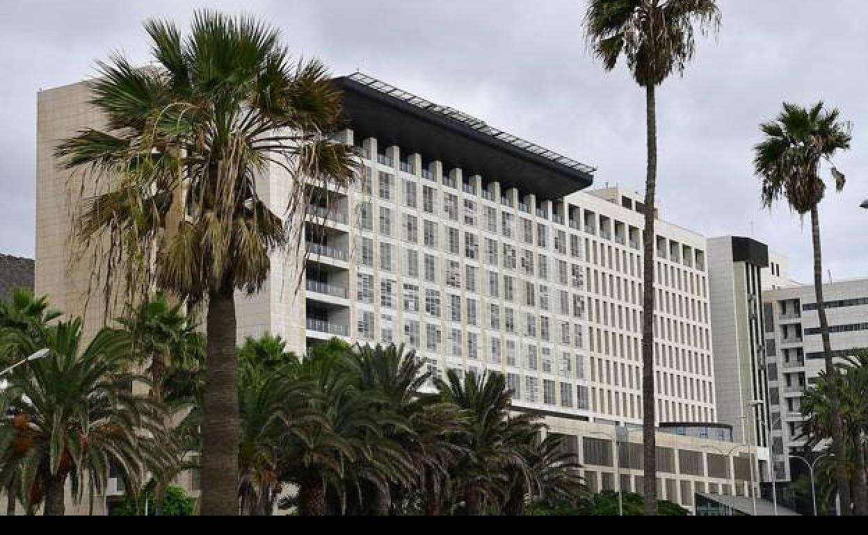 Fachada del Hospital Insular