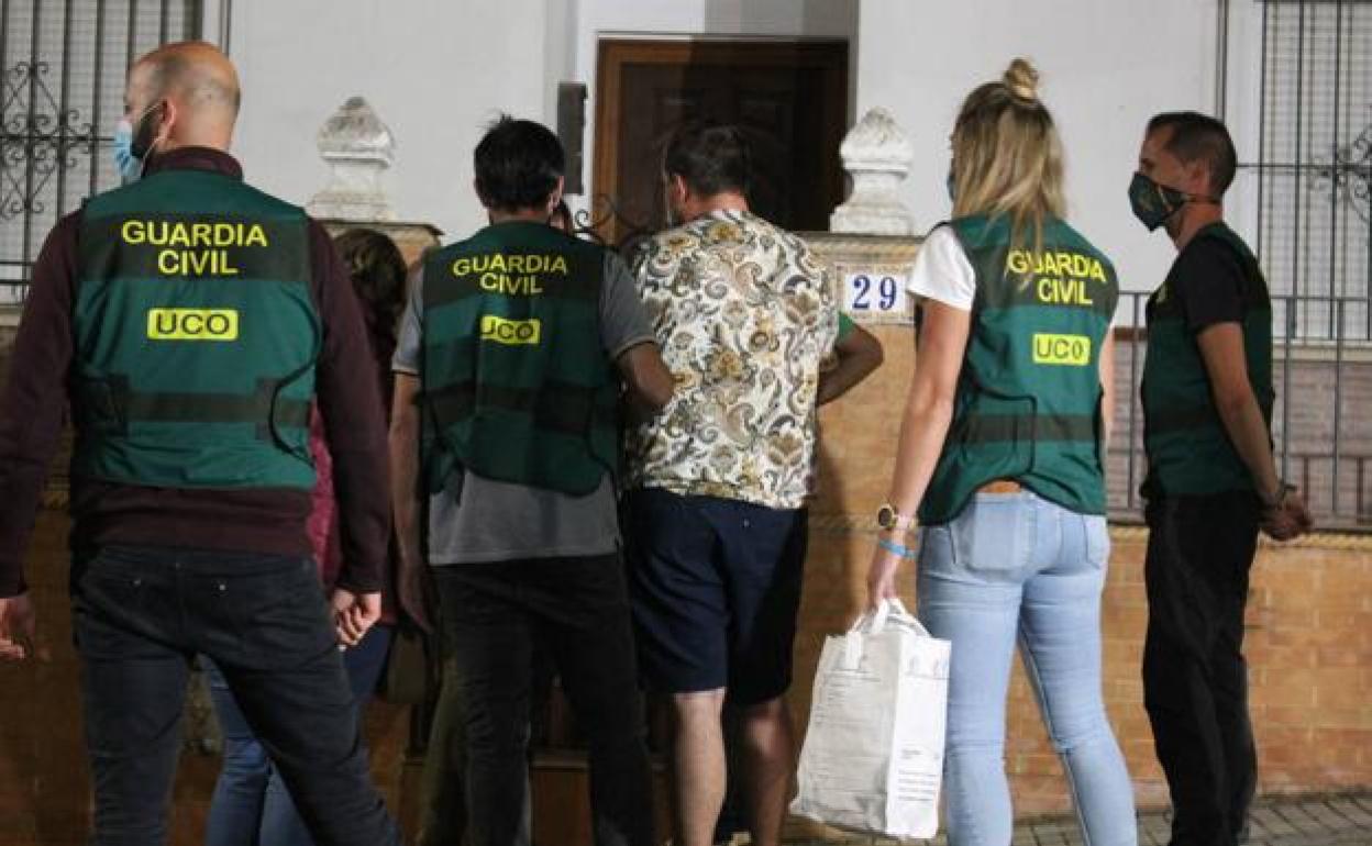 El detenido, acompañado por los agentes durante uno de los registros que se llevaron a cabo en Monesterio.
