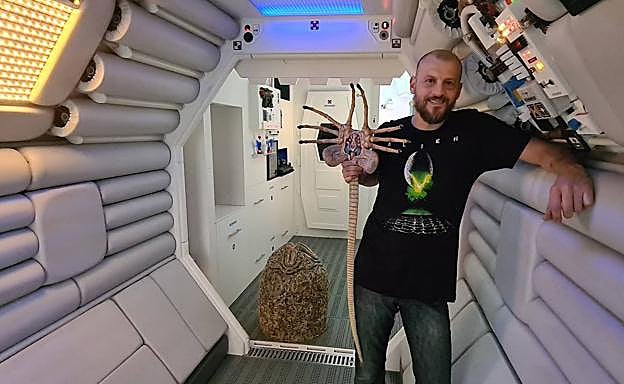 Luis posa desde la réplica de la Nostromo que ha levantado en Barcelona. 