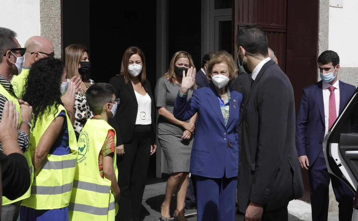 La reina emérita a la salida, con autoridades varias detrás y con Gerard Quiñones en primer término.