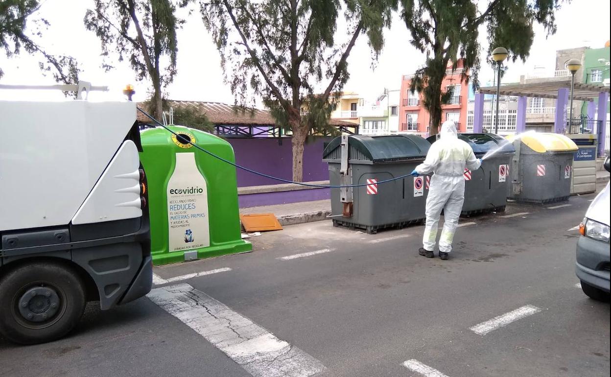 Operarios de limpieza de Telde, desinfectando una zona de contendores. 