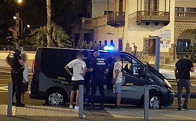 La unidad GOIA-UE identifica a los autores del lancamiento de unas piedras contra una guagua. 