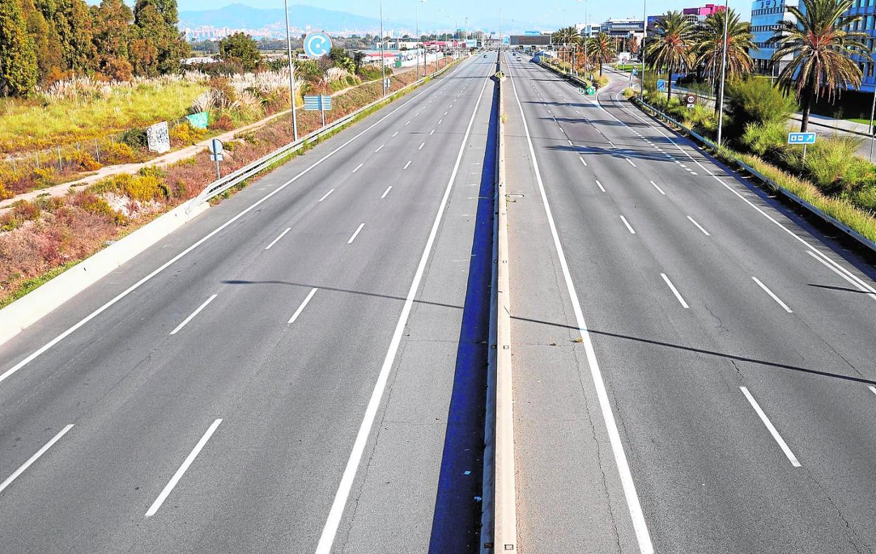 Carretera C31 dirección Tarragona este sábado tras el cierre del perímetro de Cataluña y el confinamiento de los municipios. 