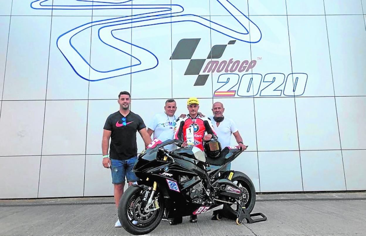 Imagen de Abián, con el trofeo de ganador, posa su padre y amigos. 