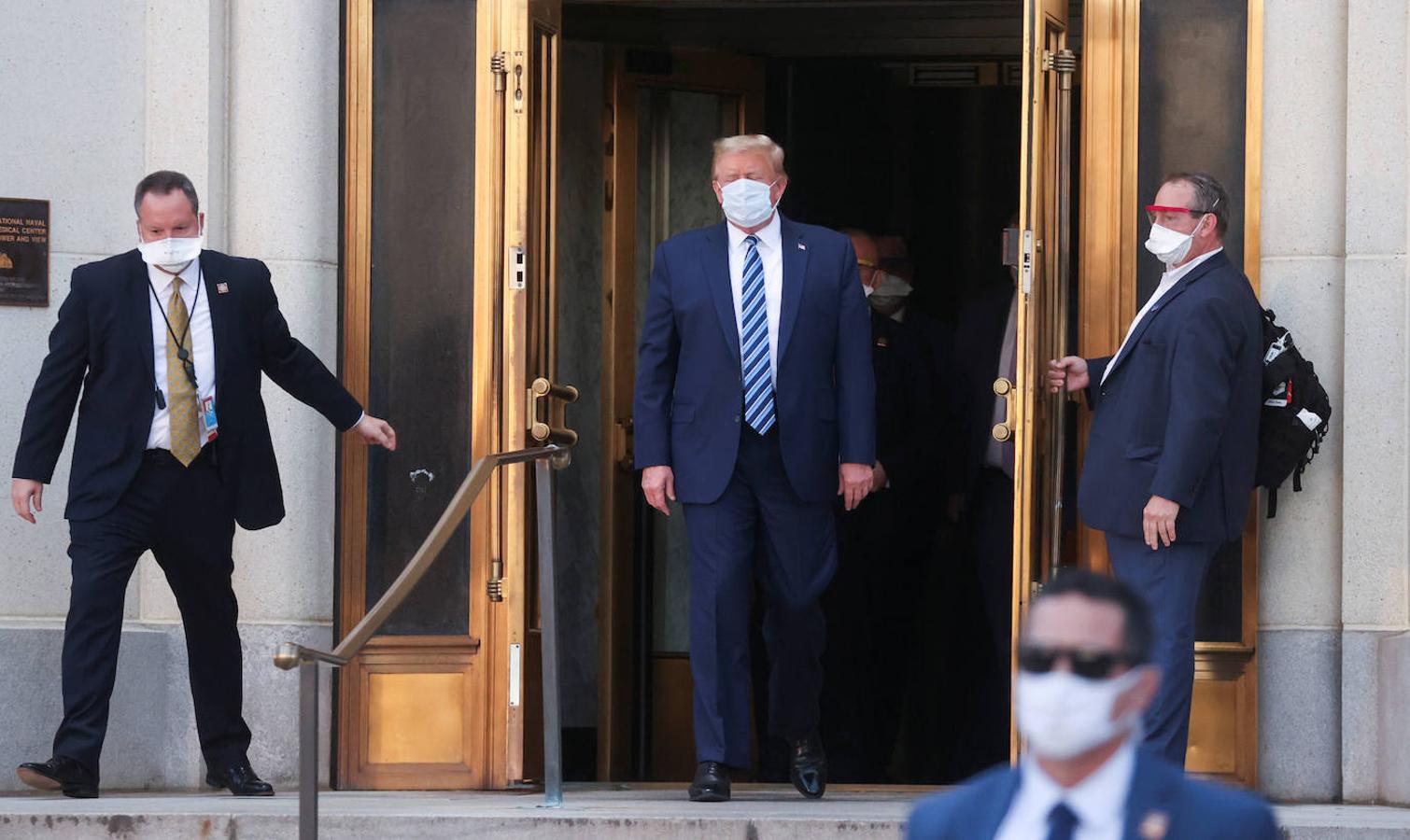 El presidente Trump, en una de las pocas ocasiones en las que se le ha visto con mascarilla durante la campaña electoral