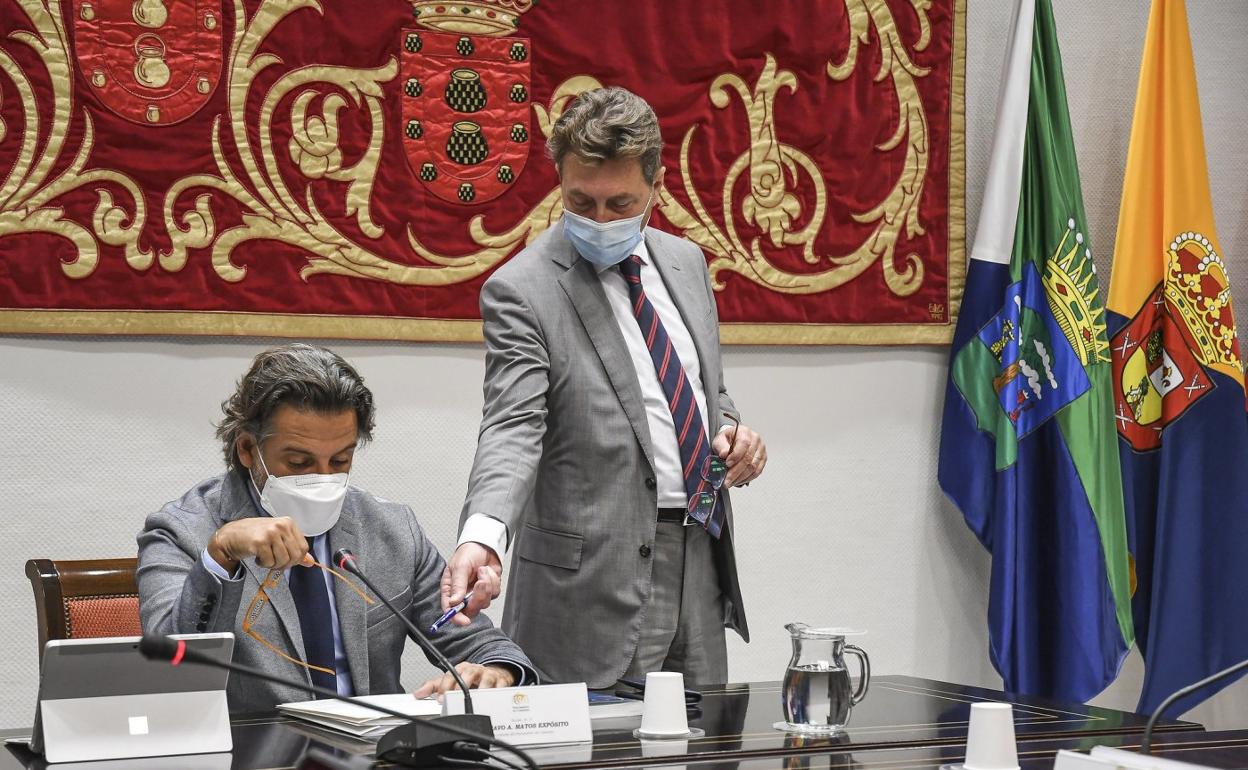 El presidente del Parlamento momentos antes de comenzar la reunión de Mesa. 