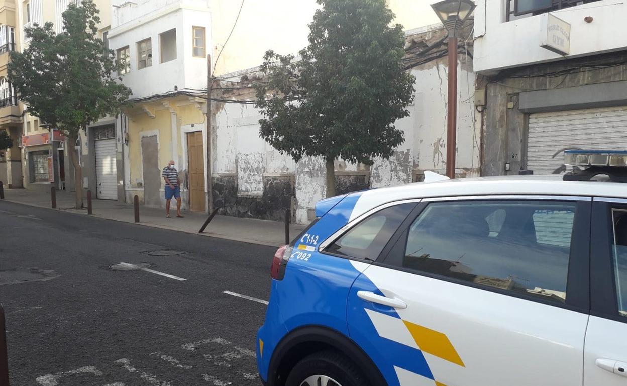 Policía Local ayer en Manolo Millares. 