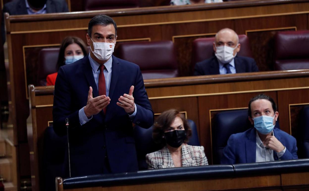 Sánchez interviene desde su escaño en el Congreso durante la última sesión de control al Gobierno. 