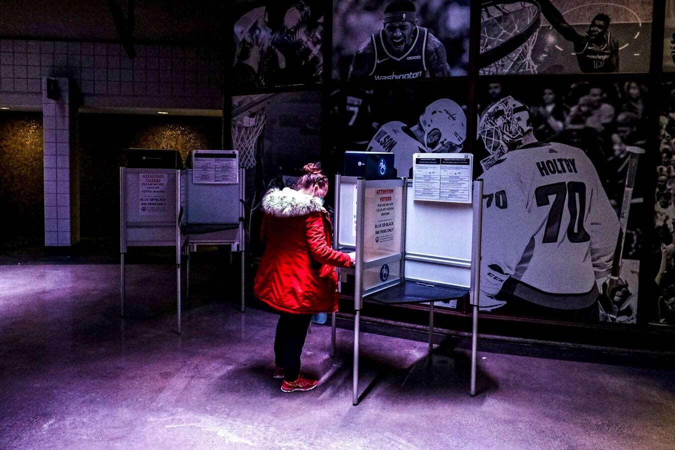 Una mujer vota en una mesa electoral en el Capitol One Arena, en Washington.