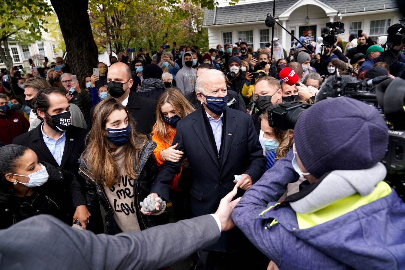 El candidato Joe Biden se abre paso entre la multitud frente a la casa de su infancia en Scranton, Pensilvania.