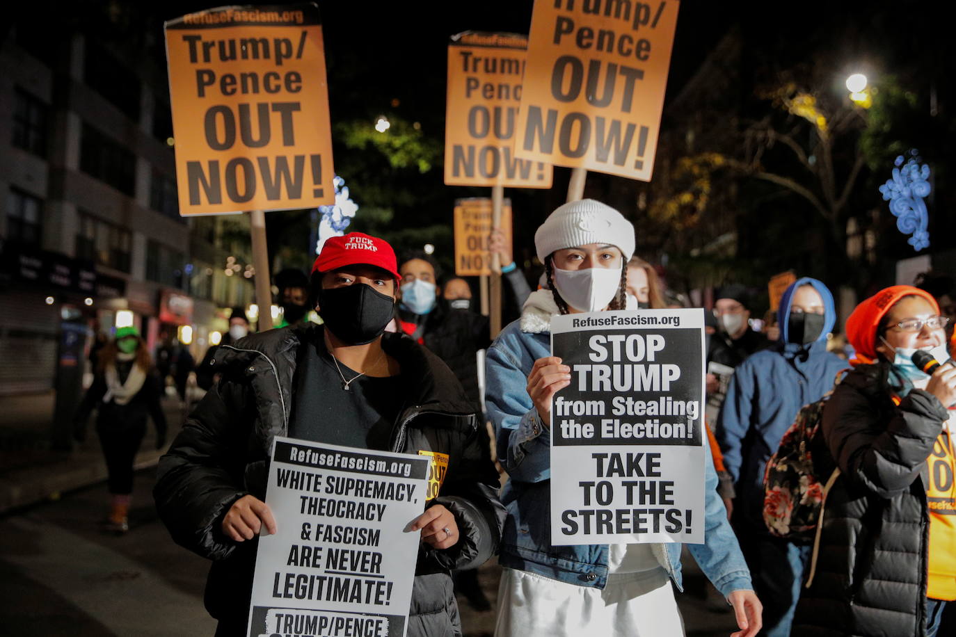 Manifestantes sostienen pancartas mientras marchan contra la administración del presidente de Estados Unidos, Donald Trump en Nueva York.