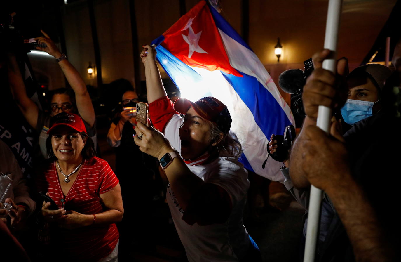 Un partidario de Trump sostiene una bandera cubana durante las elecciones presidenciales en Miami, Florida.