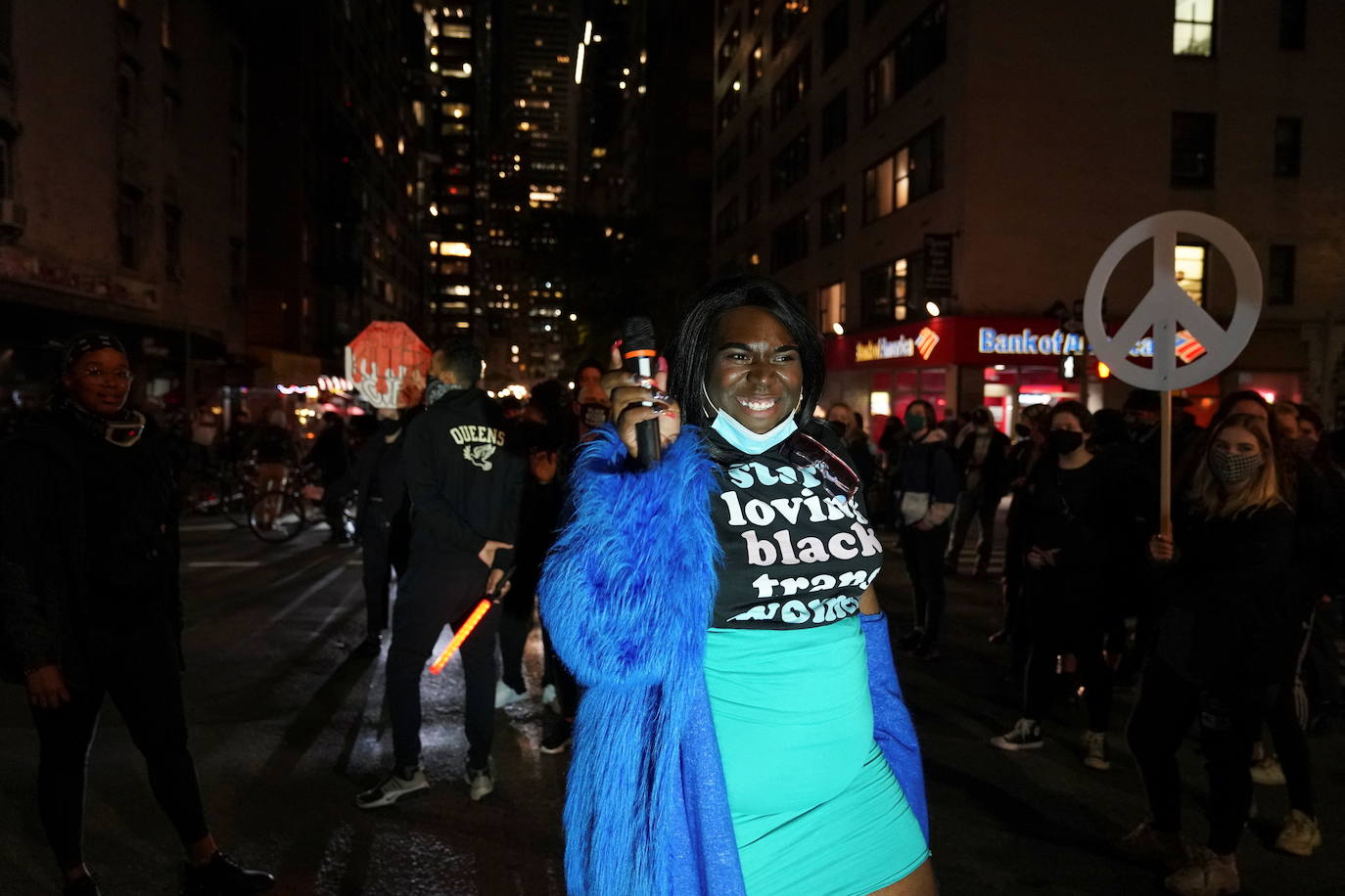 Un manifestante sostiene un micrófono mientras la gente participa en la manifestación "La gente marcha porque la lucha continúa" el día después del día de las elecciones en Manhattan, Nueva York