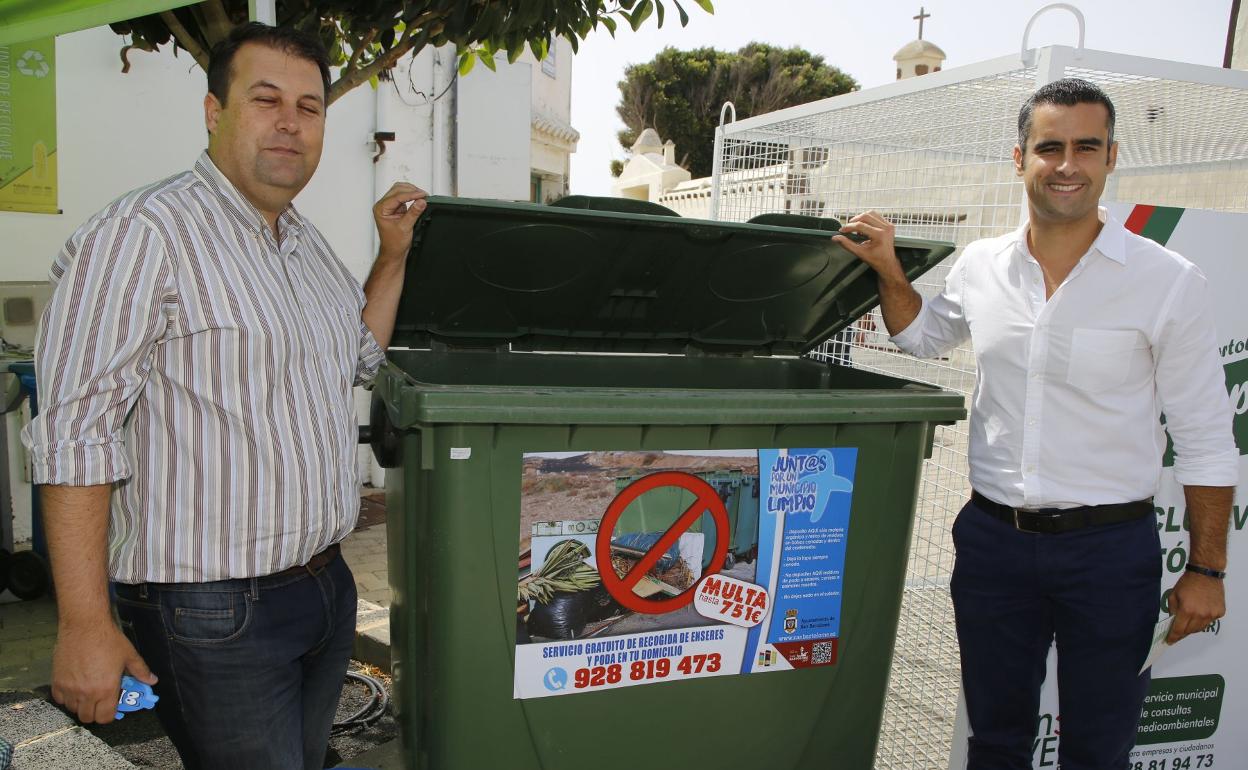 Antonio Rocío, edil de Hacienda, y Alexis Tejera, alcalde. 