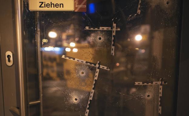 Agujeros de bala en un escaparate del centro de Viena, en el lugar de uno de los ataques terroristas realizados el lunes por la noche.