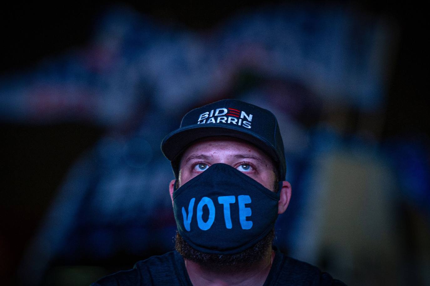 Simpatizantes del ex vicepresidente y candidato demócrata a la presidencia, Joe Biden, siguen los resultados de las elecciones presidenciales desde el Centro de Convenciones Mana Wynwood, en Miami, en Florida. 