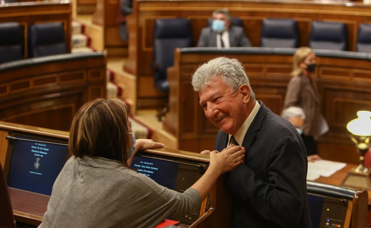 El diputado de Nueva Canarias en el Congreso, Pedro Quevedo, conversa con la portavoz del PSOE, Adriana Lastra, en foto de archivo. 