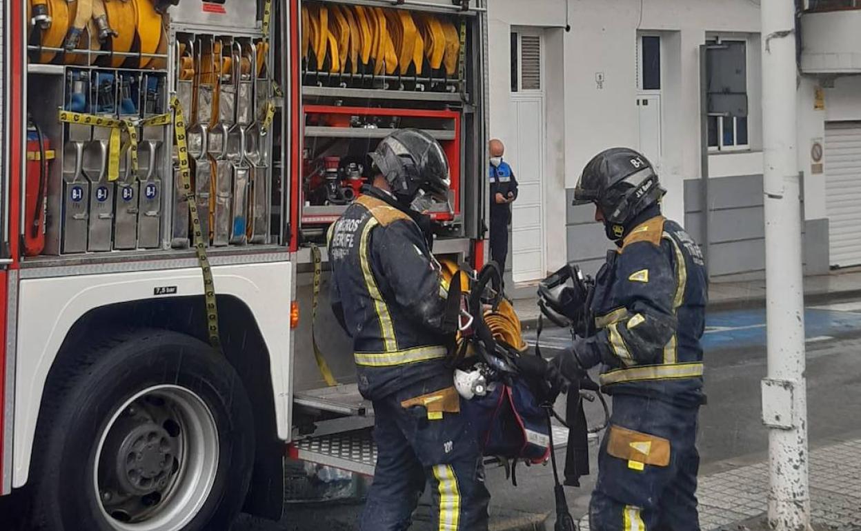 Extinguen un incendio en la habitación de una vivienda en Güímar