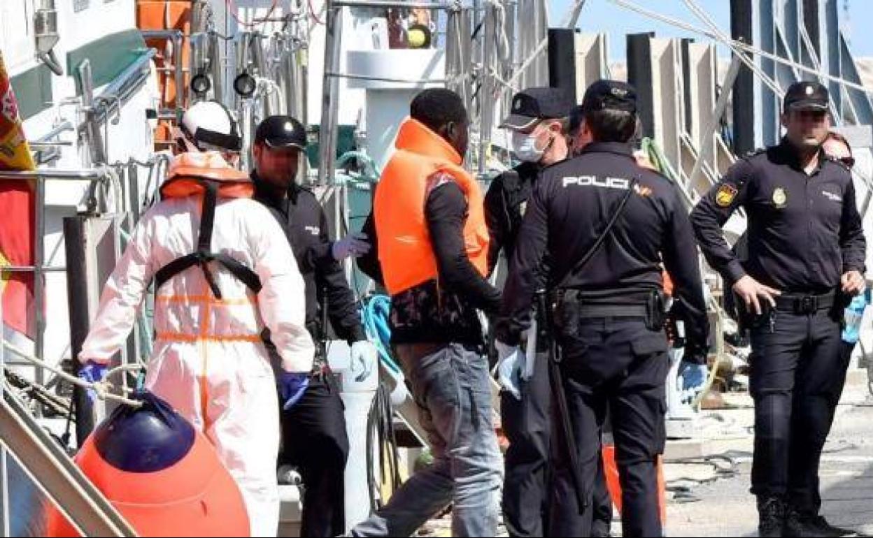 Los policías denuncian el «desbordamiento» de la inmigración en Canarias