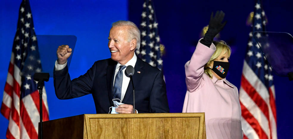Joe Biden y su mujer saludan a sus seguidores en Wilmington, Delaware.