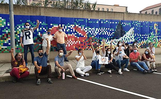 La ULPGC elabora el mural más grande del mundo hecho con material de escritura reciclado