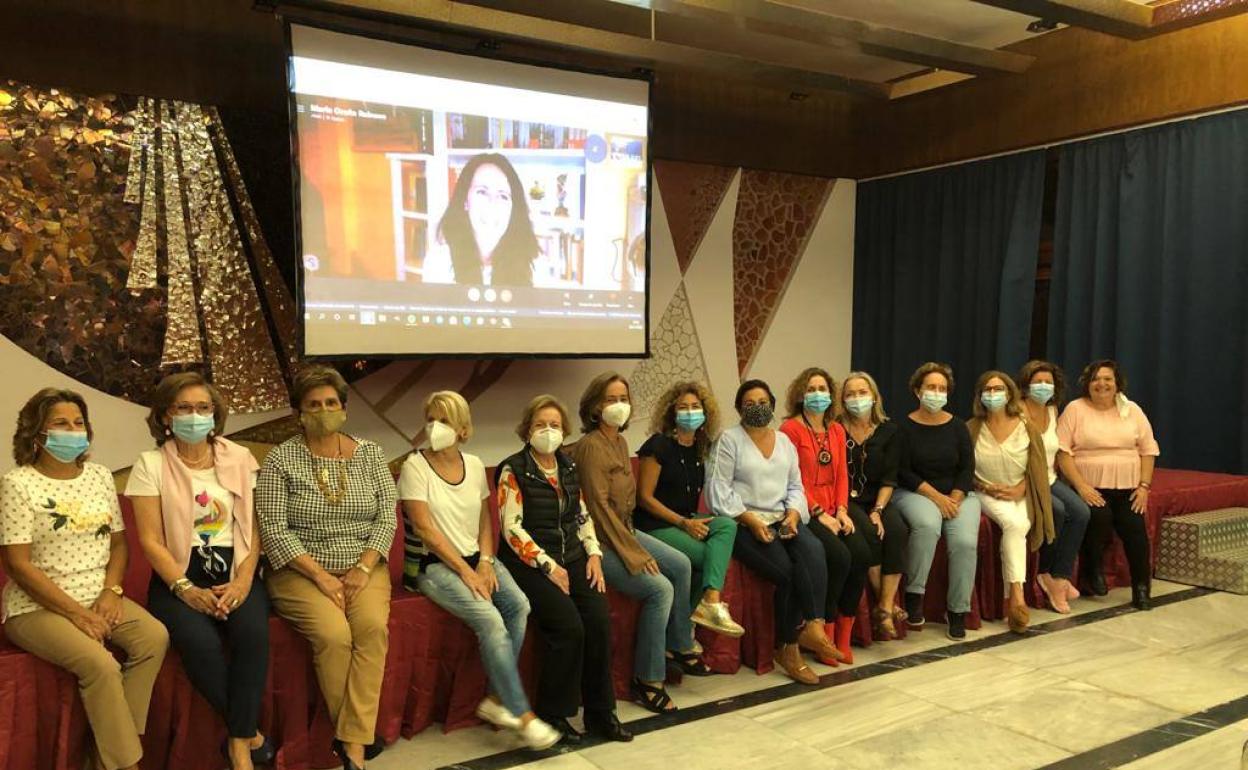 La escritora María Oruña, en el Club de la lectura del Náutico