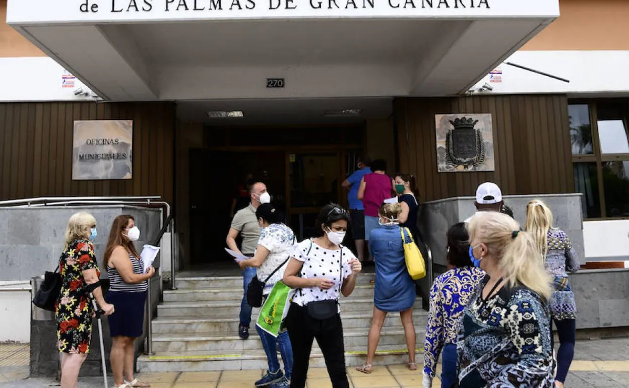 Imagen de colas en las puertas de las oficinas municipales. 