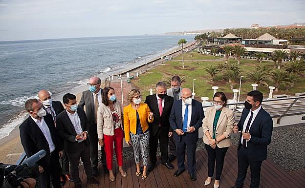 La comitiva durante la visita de la ministra de Turismo