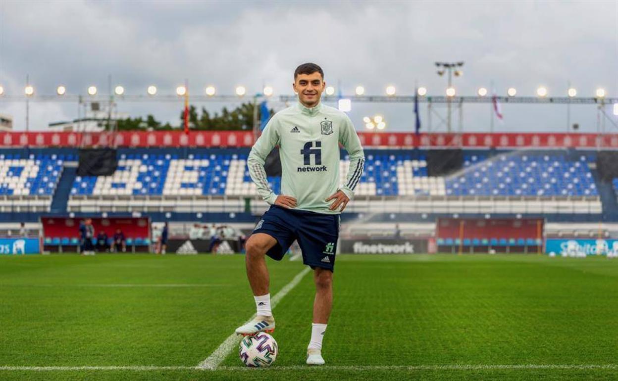 El centrocampista posa para el fotógrafo en el campo del Marbella F.C. antes del entrenamiento. 